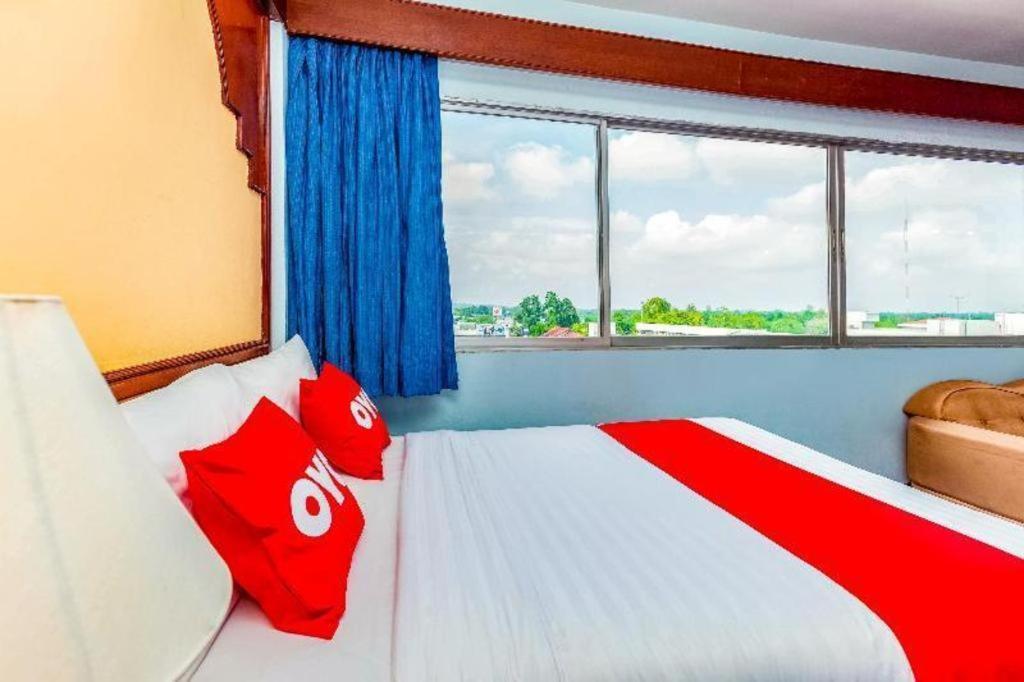 Oyo 441 Grand Thara Hotel Surat Thani Exterior foto