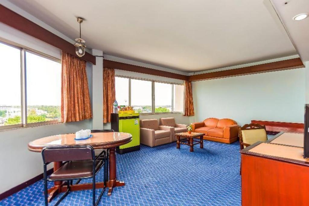 Oyo 441 Grand Thara Hotel Surat Thani Exterior foto