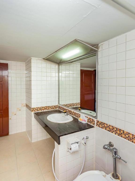 Oyo 441 Grand Thara Hotel Surat Thani Exterior foto
